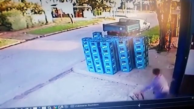 Un employé maladroit fait chuter plusieurs caisses de bière