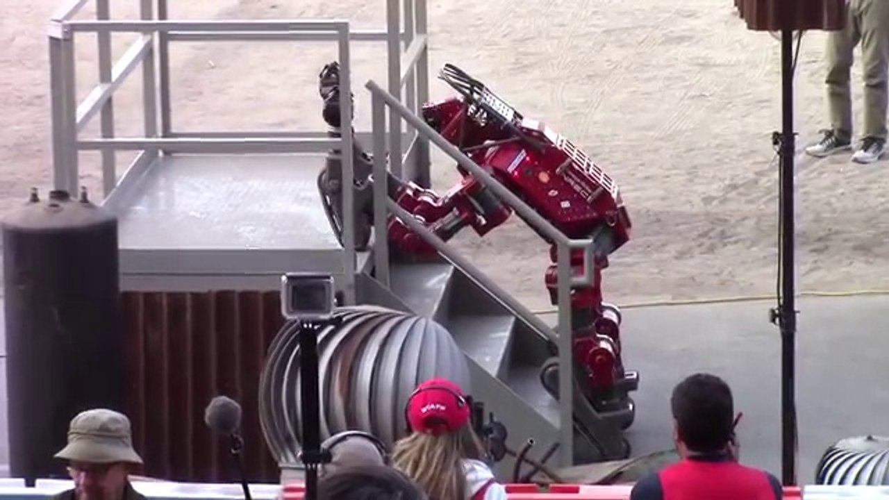 Le robot Chimp monte un escalier au Darpa Robotics Challenge