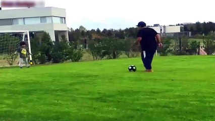 Maradona tacle son petit-fils (Benjamin Aguero)...dans son jardin