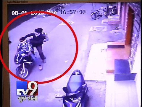 Rs 17 lakh looted at knifepoint in Rajkot - Tv9 Gujarati