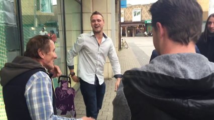 Un beatboxer à l'harmonica vient en aide à un sdf