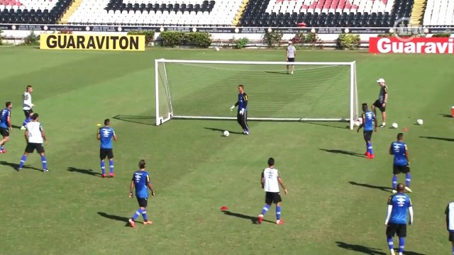 Treino do Vasco tem belos gols e falhas incríveis de goleiro