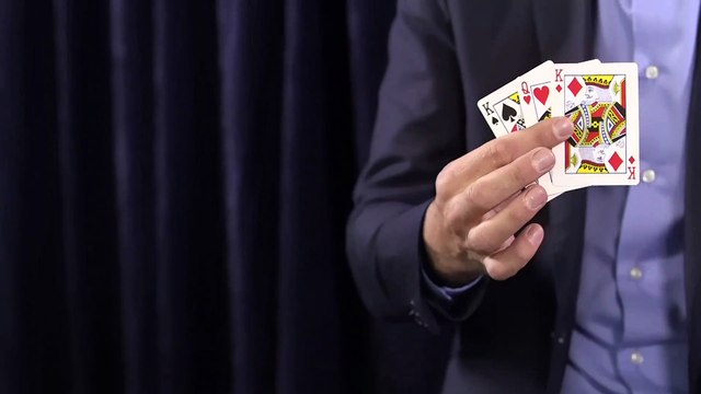 Sports Loisirs : 3 tours de magie avec des cartes