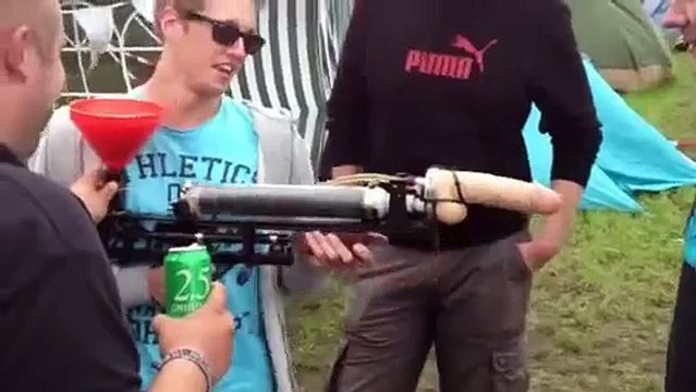 Boire une bière dans un pistolet-gode... Bizarre non?