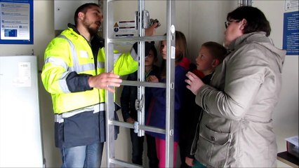 Le Souich : visite du parc éolien avec 200 élèves de CM1 et CM2