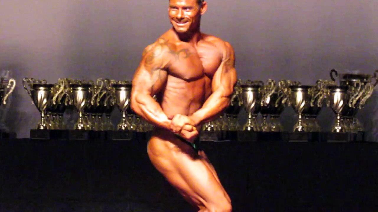 1st time posing looks like pro bodybuilding