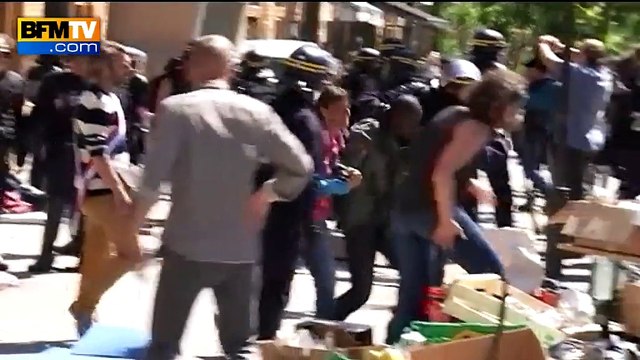 Heurts entre manifestants et policiers lors de l'évacuation de migrants