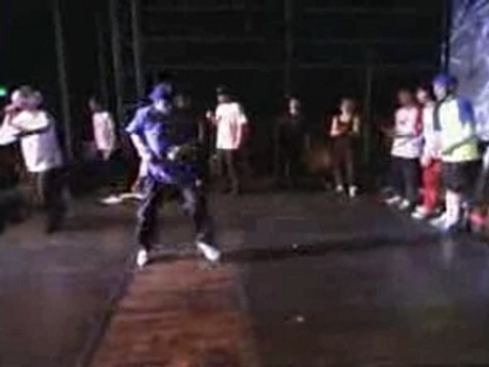 regis fait du break dance mdr