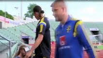 Zlatan Ibrahimovic pranks a cameraman with banana skin Zlatan Ibrahimovic farces cameraman de peau de banane