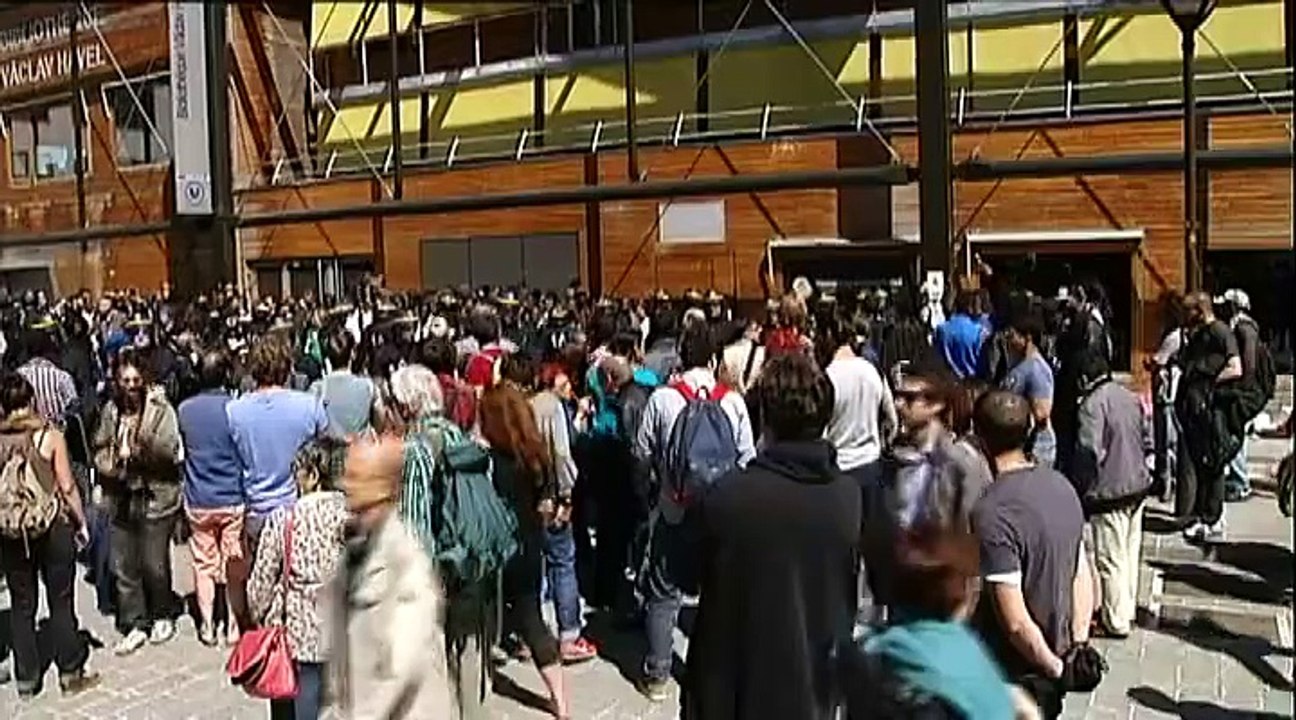 Des migrants évacués par les CRS à Paris, sous les huées de militants