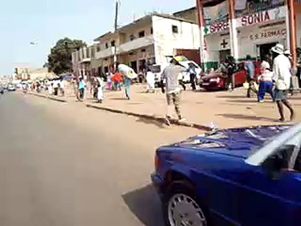 Guiné-Bissau - nas ruas de Bissau com uma moto TVS