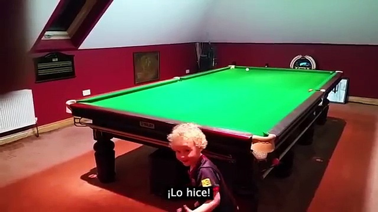 Niño con tan solo 3 años ya juega billar