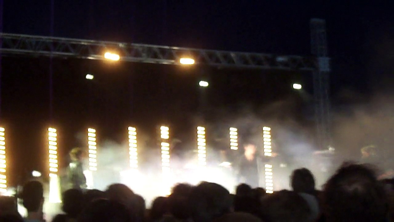 SAVAGES "Fuckers" at Field Day, 2015.