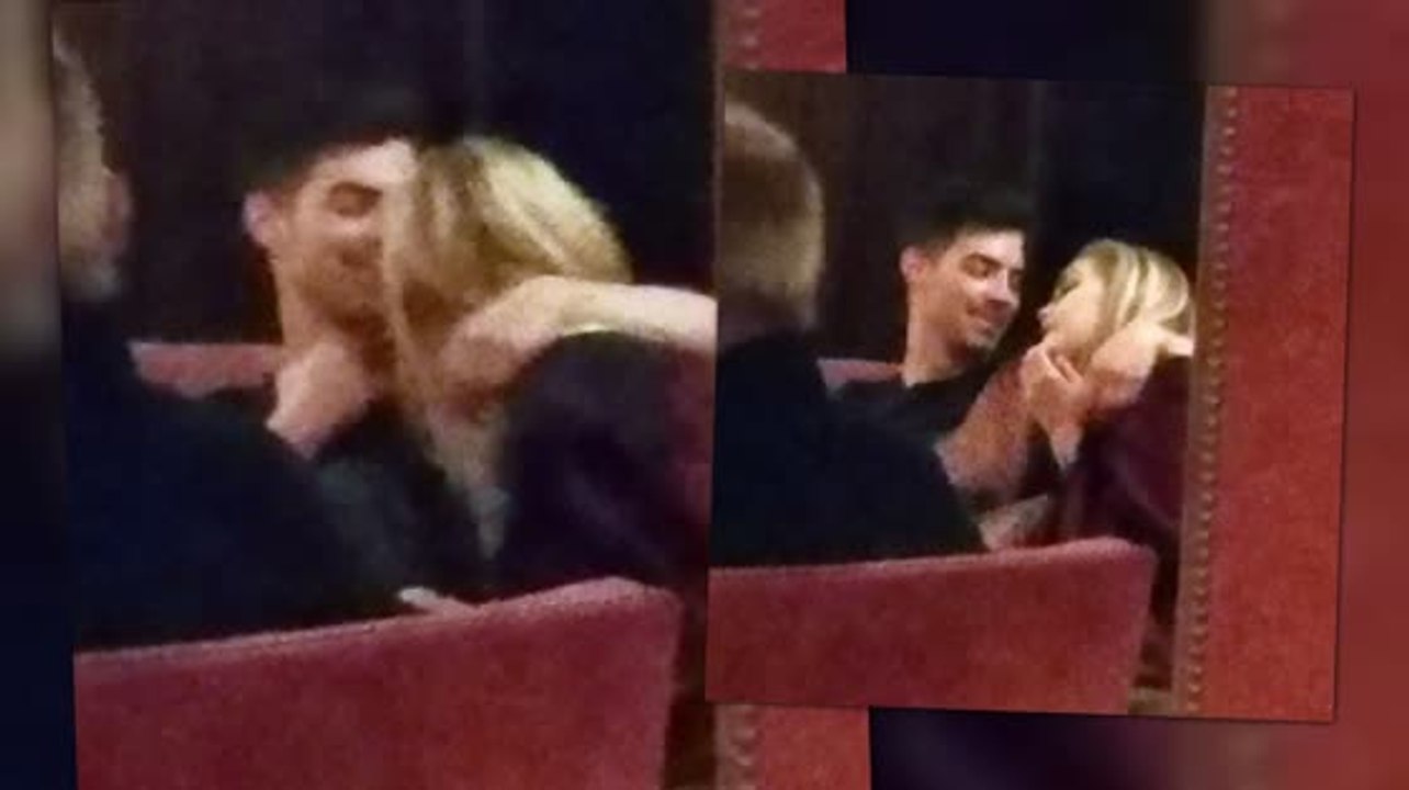 Joe Jonas und Gigi Hadid kommen sich in einer Bar sehr nahe