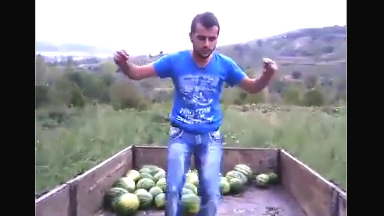 Karpuzcu neşesinden döktürüyor...