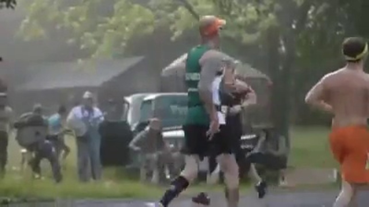 Des gars bourrés animent le semi marathon de Franklin, Tennessee - Banjos, rednecks et alcool