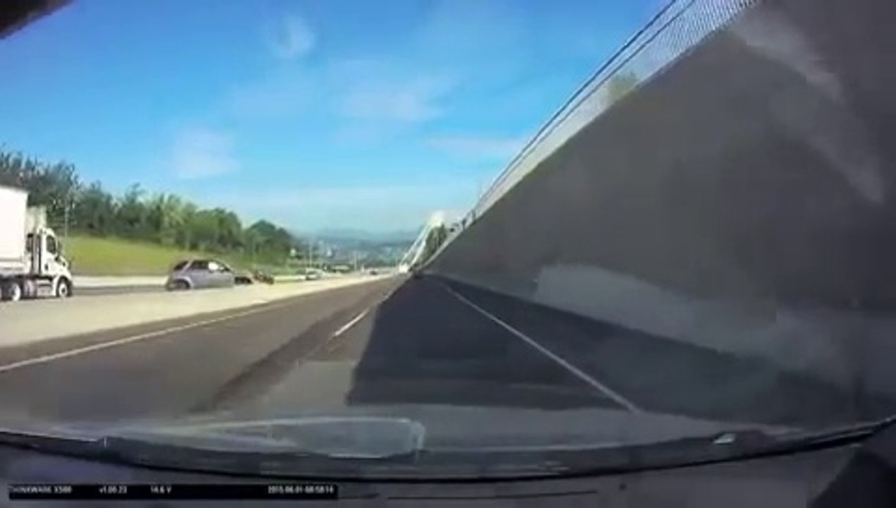 Une voiture explose le mur de bordure d'autoroute : accident impressionnant