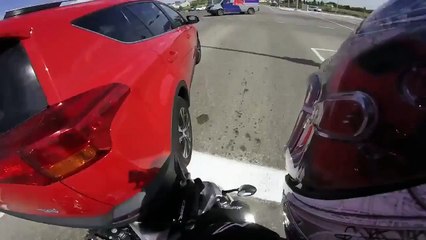Un SUV recule sur une moto