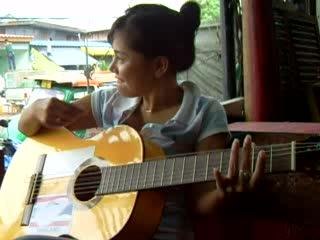 Tina (Thaïlandaise) avec ma guitare...