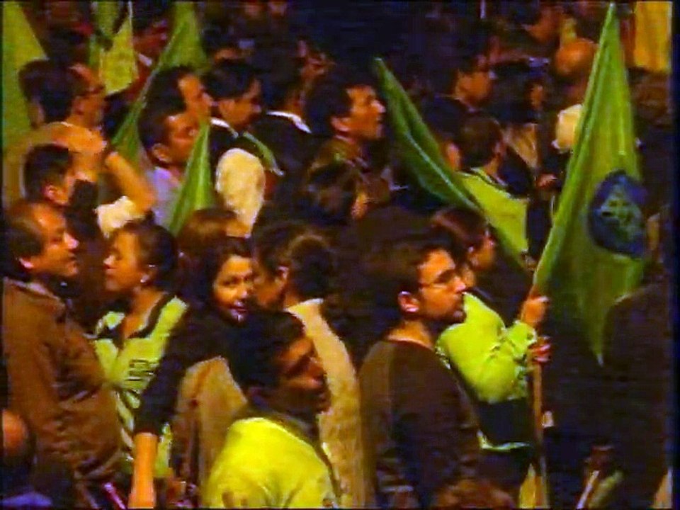 Policías resguardan sede de Alianza PAIS