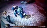 YouTube: Anciano noqueó a un par de ebrios en Rusia