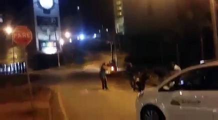 Policial aponta arma para clientes em boate