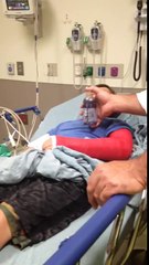 Ce Garçon Drogué aux Anti-Douleurs réalise qu'il à un Platre