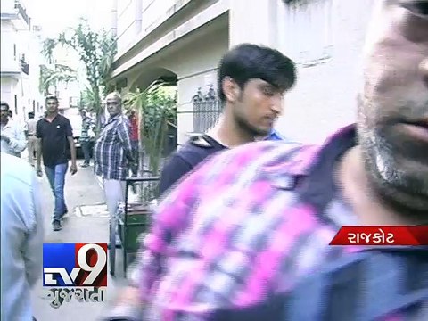 Caught on CCTV: Man robbed of Rs 17L at knife point in broad daylight - Tv9 Gujarati
