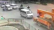 Scooter falls into well after crashing 4 times, China/ Un homme sur le scooter tombe dans un trou