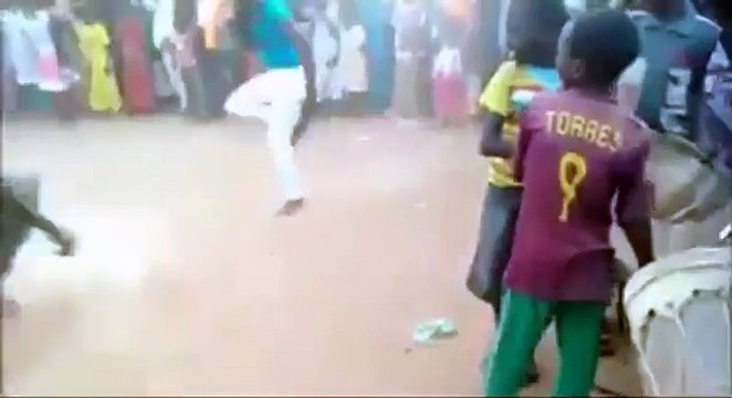 AFRICAN PEOPLE DANCING DUBSTEP SKRILLEX AND NERO REMIX