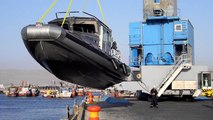 Gottwald crane handling navy boat (Grua Gottwald varando lancha Armada)