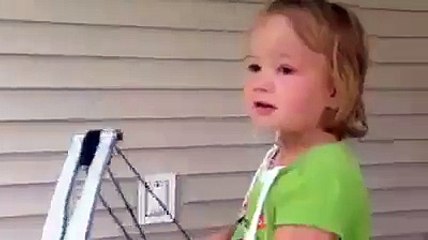 UNA NIÑA SE ARRANCA UN DIENTE ¡CON LA AYUDA DE UN ARCO! Valentía no le falta.