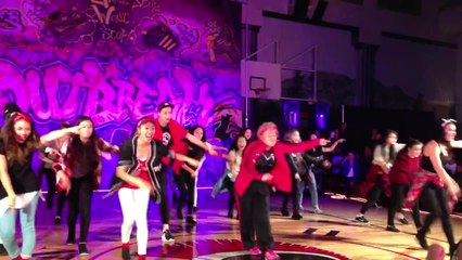 L'incroyable danse d'une professeur de 60 ans pour le spectacle de fin d'année