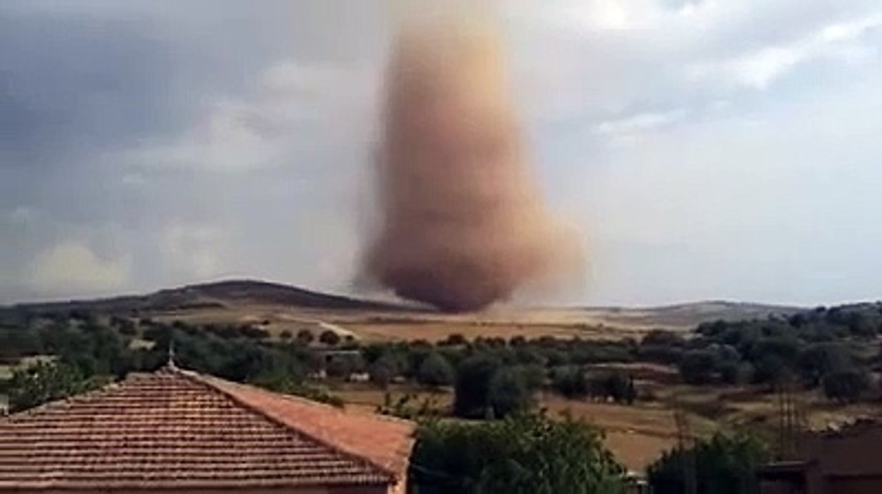 ALGÉRIE: Une tornade spectaculaire frappe un village de Bouira...11/06/2014