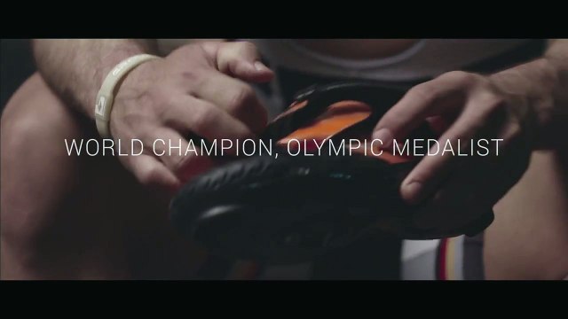 Un cycliste fait griller du pain en pédalant intensément