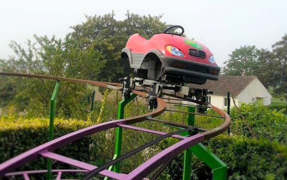 Insolite : Il fabrique des montagnes russes dans son jardin