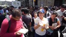 Paco Ignacio Taibo II regala libros a policías que hacen cerco en el Zócalo
