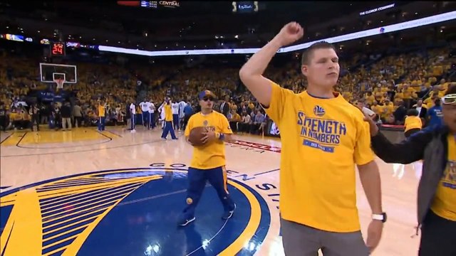 Un supporter met un panier du milieu de terrain et remporte une voiture