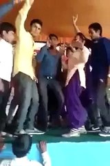During Dance In Wedding Girl Beats Boy For Misbehaving