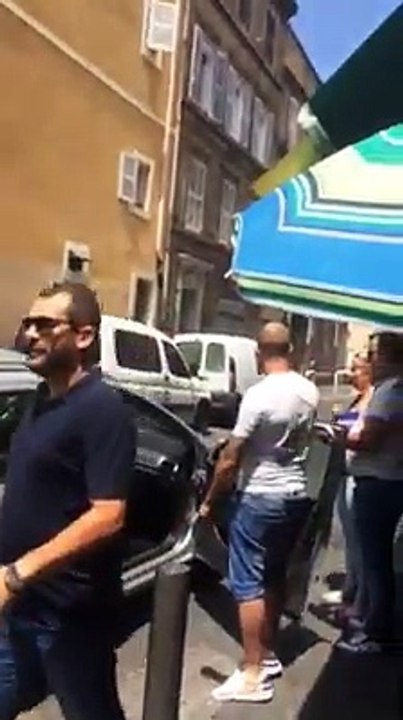 Les chauffeurs de taxis marseillais tendent un piège à un Uber et le menacent pour qu'il quitte son job!