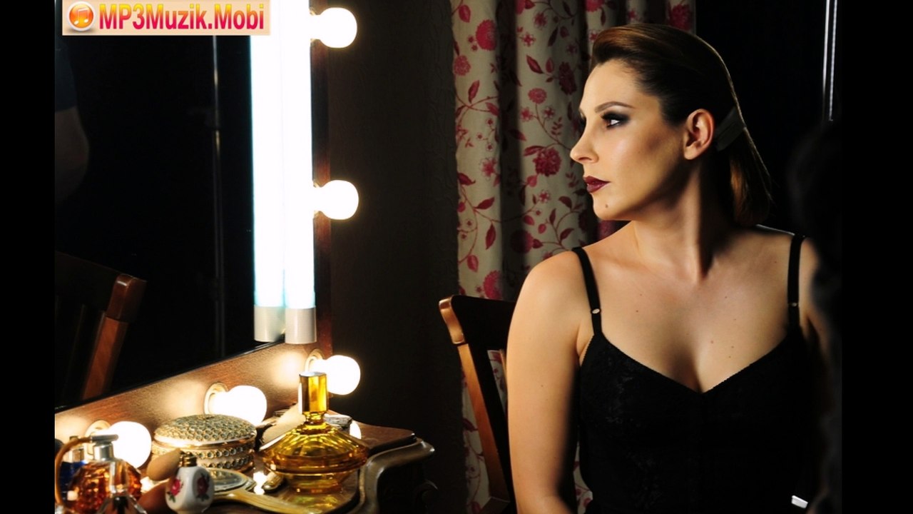 Funda Arar - Gitme Kal mp3 indir