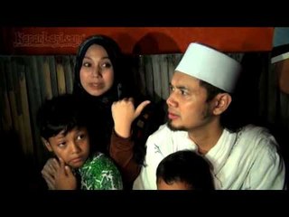 Puput Melati Sambangi Rumah Ortu dengan Perahu Kayu