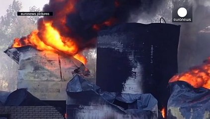 Los bomberos de Kiev sacan la artillería pesada tras tres días de infierno