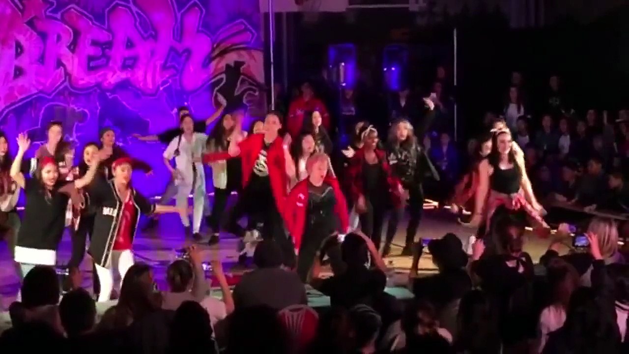 Uptown Funk: Watch veteran teacher out-dance pupils in head-spinning routine to celebrate retiremen