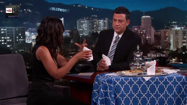 PUB pour le Maroc de la part d’Emmanuelle Chriqui. Invitée à l’émission Jimmy Kimmel Live sur la chaîne américaine ABC, l’actrice d’origine marocaine a appris aux Américains à faire du thé à l