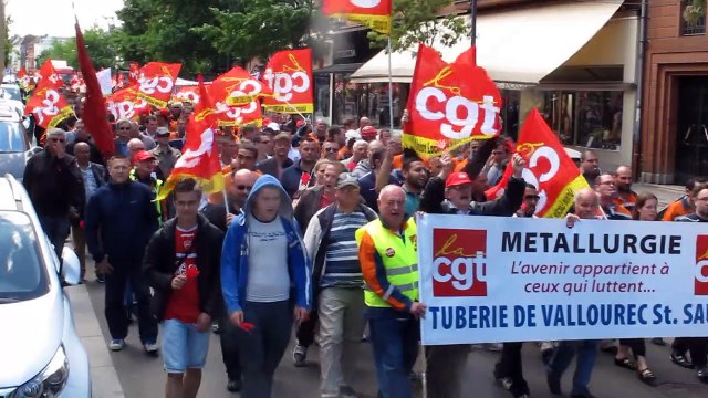 Valenciennes : les Vallourec défilent lors de la manifestation pour l'emploi