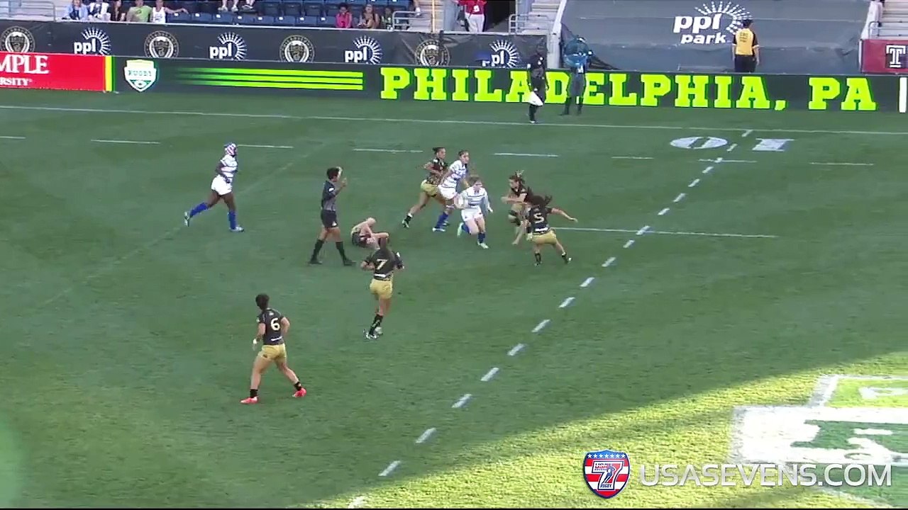 Une rugbywoman se casse le nez, se relève et plaque deux adversaires