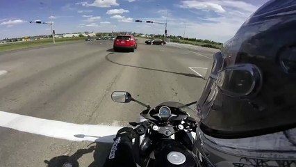 Un SUV recule sur une moto, conduire à 15 ans c'est dangereux...