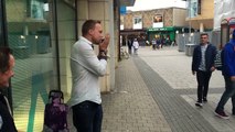 Un beatboxer à l'harmonica vient en aide à un sdf