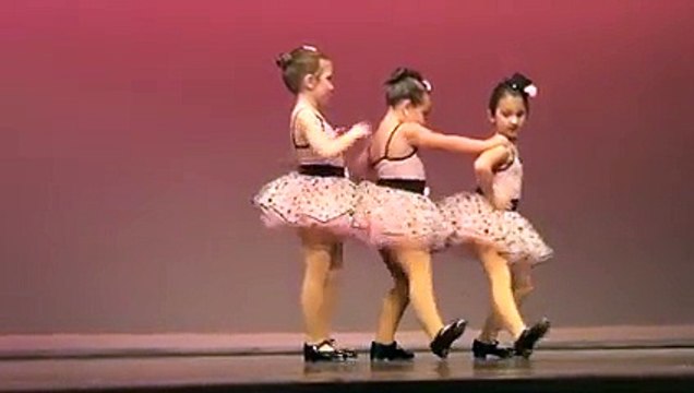 Une fillette danse des claquettes et impose le respect